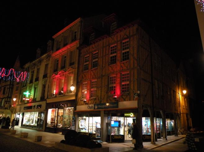  lumières rouges sur façades